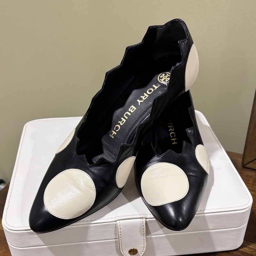Tory Burch Black and Cream Leather Heels size 7 EUC
